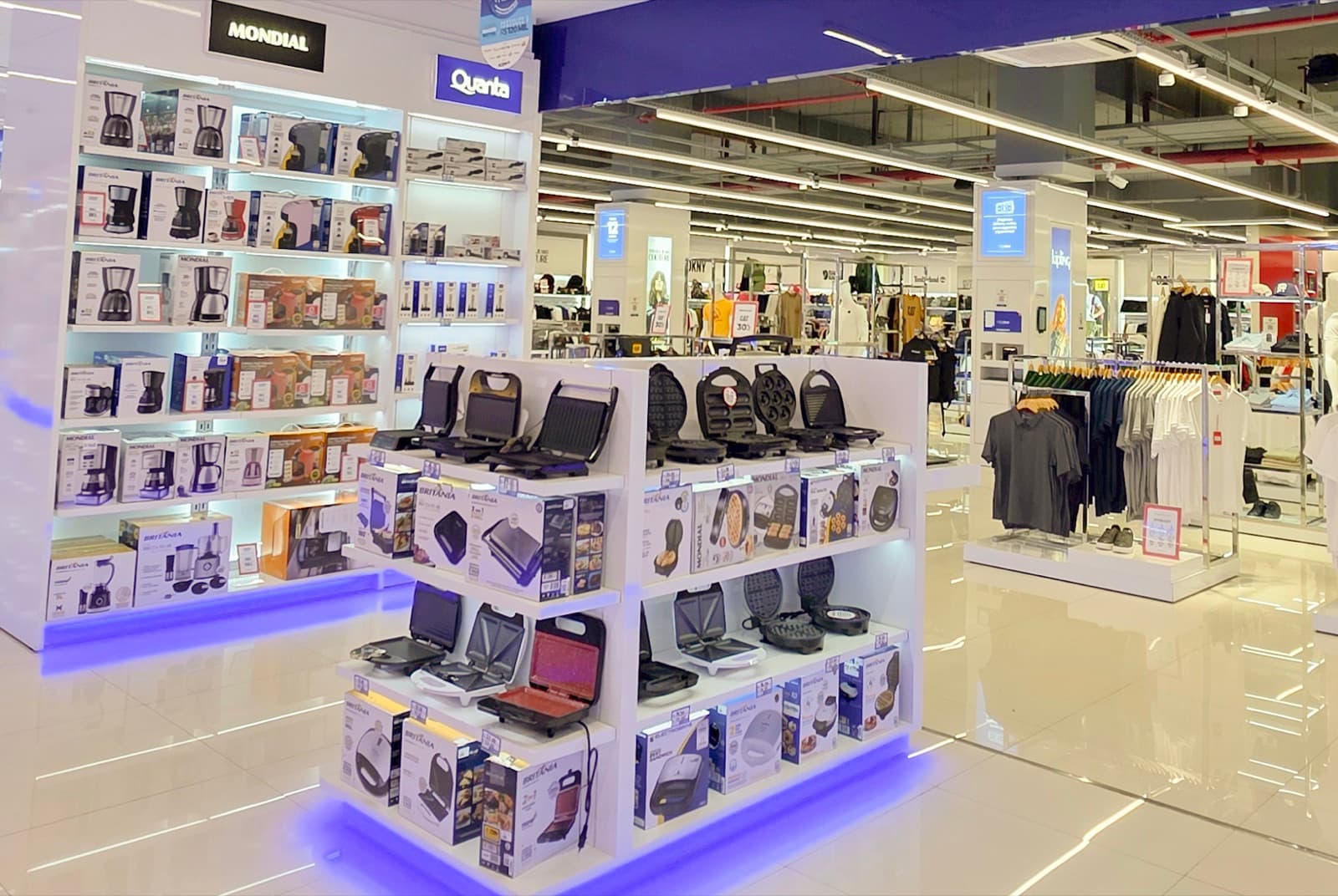 Interior de uma loja de eletrodomésticos e vestuário no Shopping Dubai